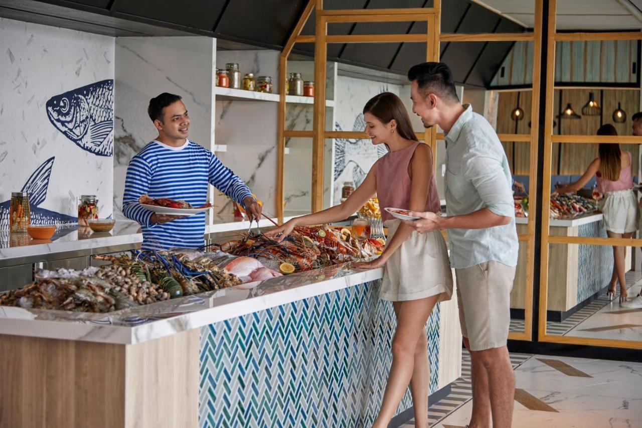 Sheraton Bali Kuta Resort Kültér fotó Seafood buffet at the hotel