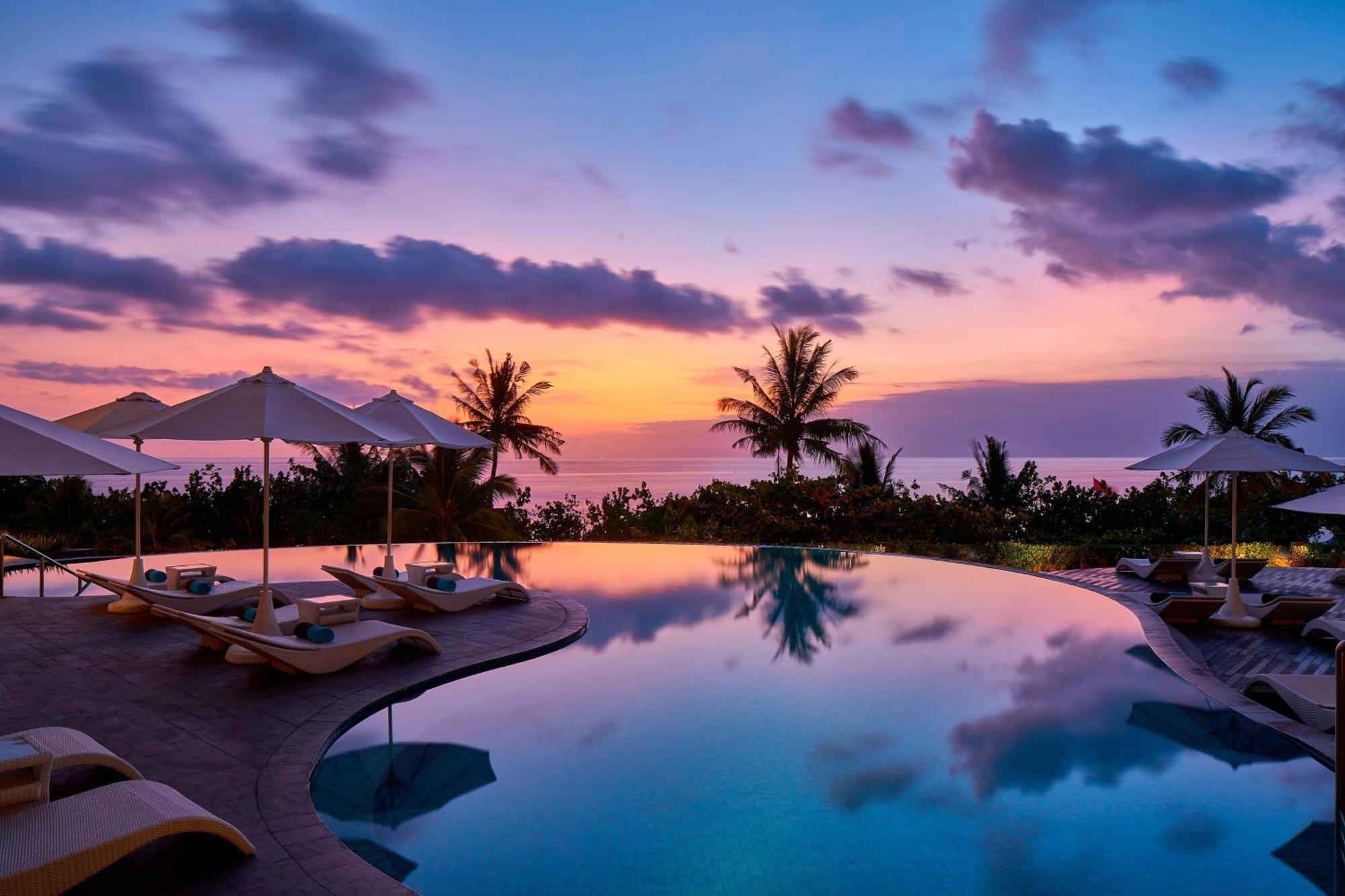 Sheraton Bali Kuta Resort Kültér fotó Sunset at the pool
