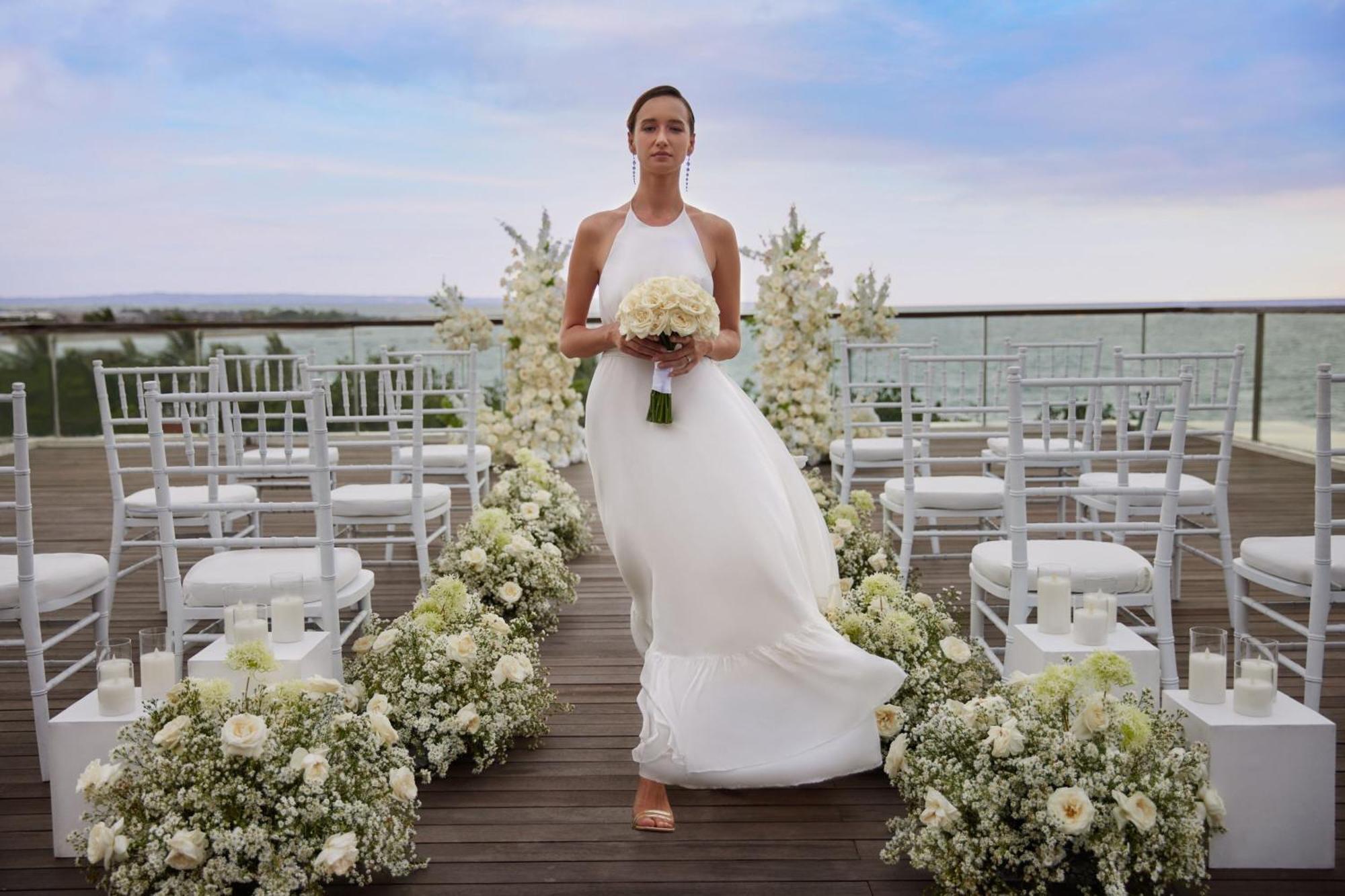Sheraton Bali Kuta Resort Kültér fotó A bride in a white wedding dress