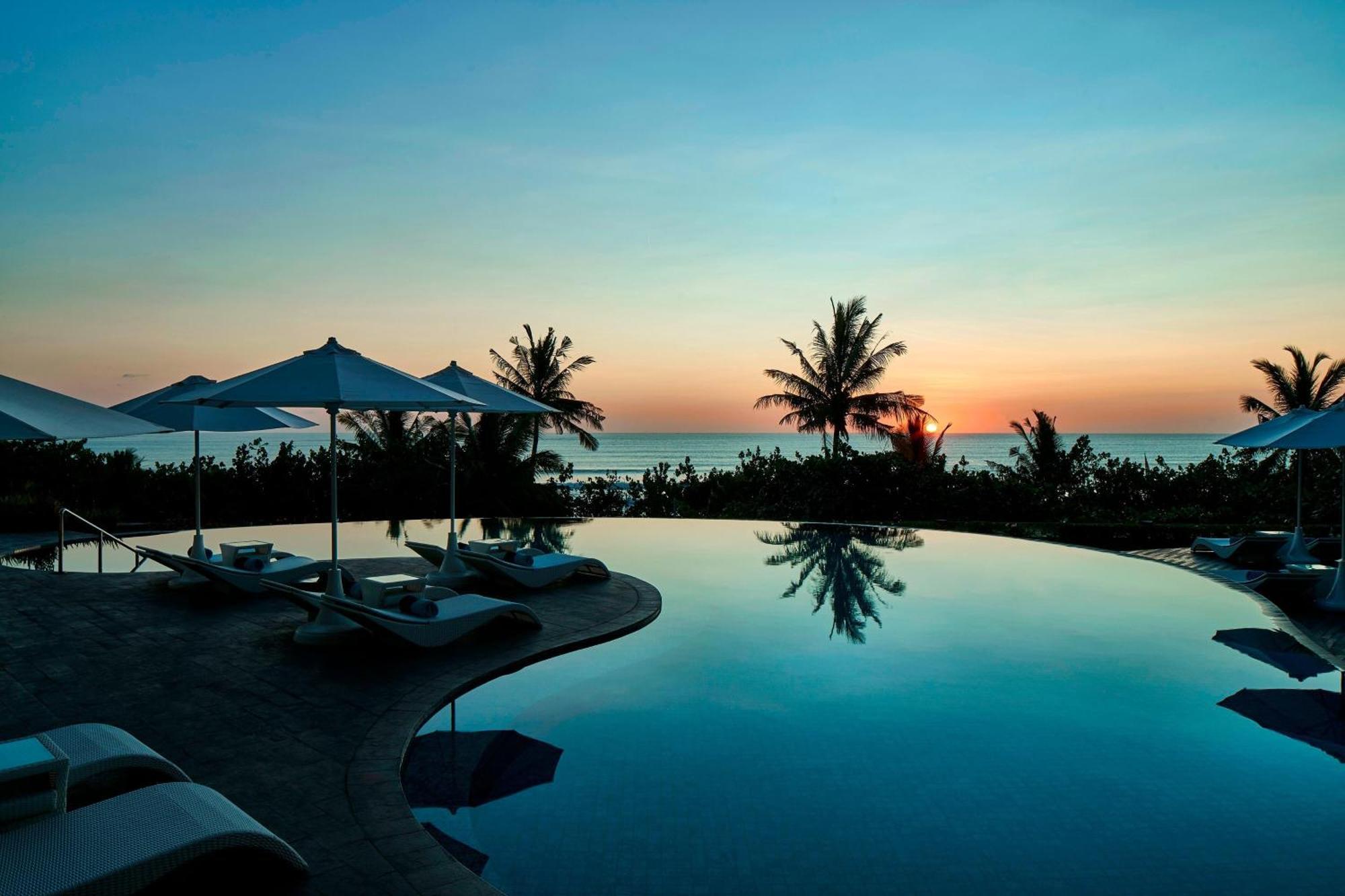 Sheraton Bali Kuta Resort Kültér fotó Sunset at the pool