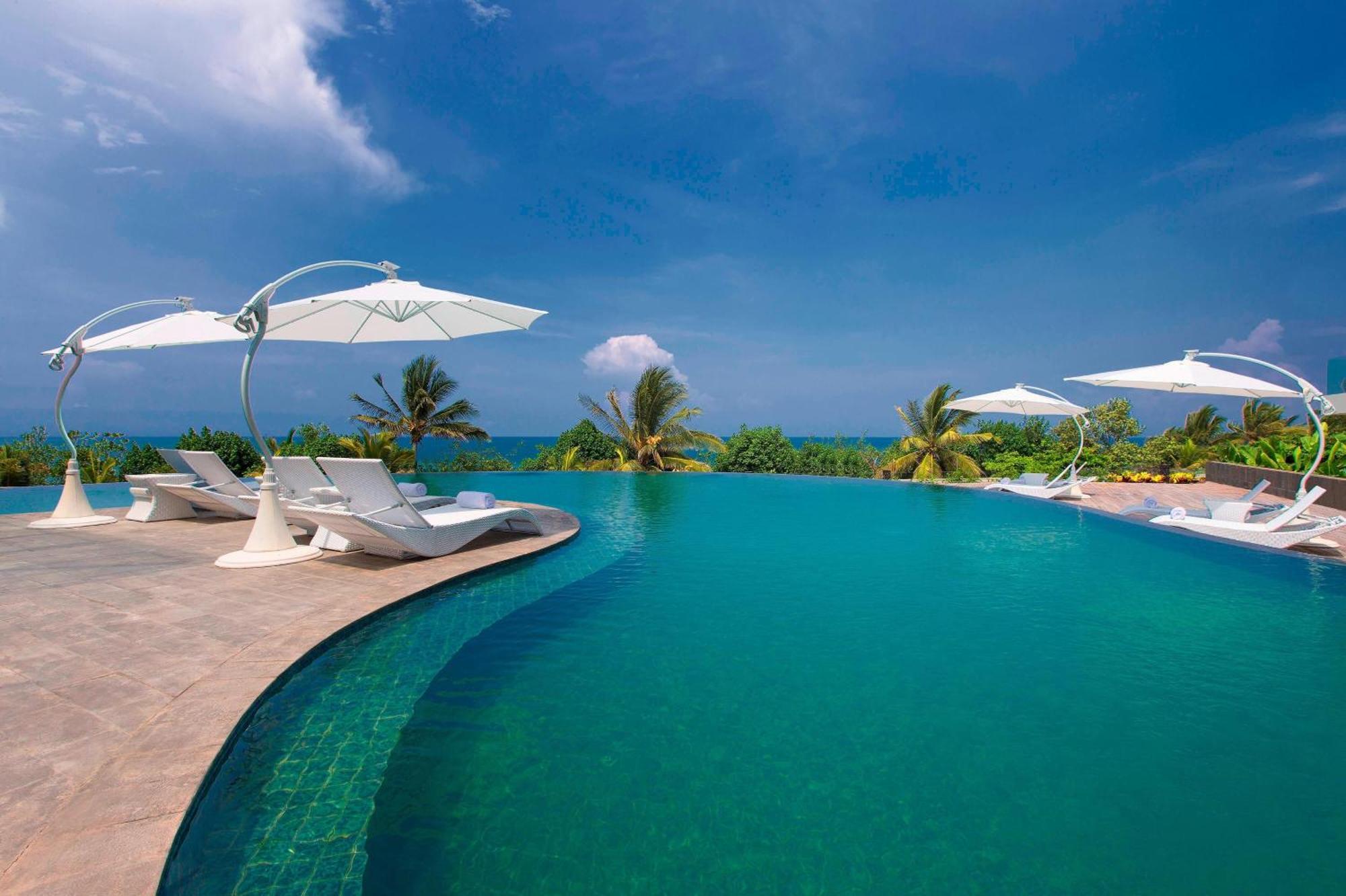 Sheraton Bali Kuta Resort Kültér fotó Infinity pool at the resort