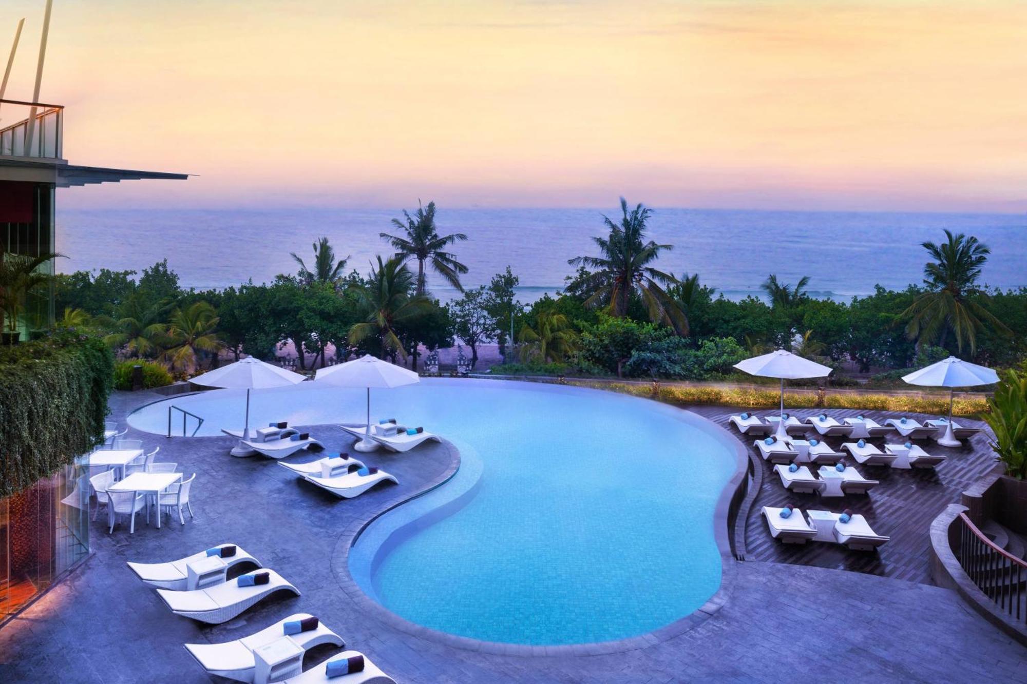 Sheraton Bali Kuta Resort Kültér fotó The swimming pool at the hotel