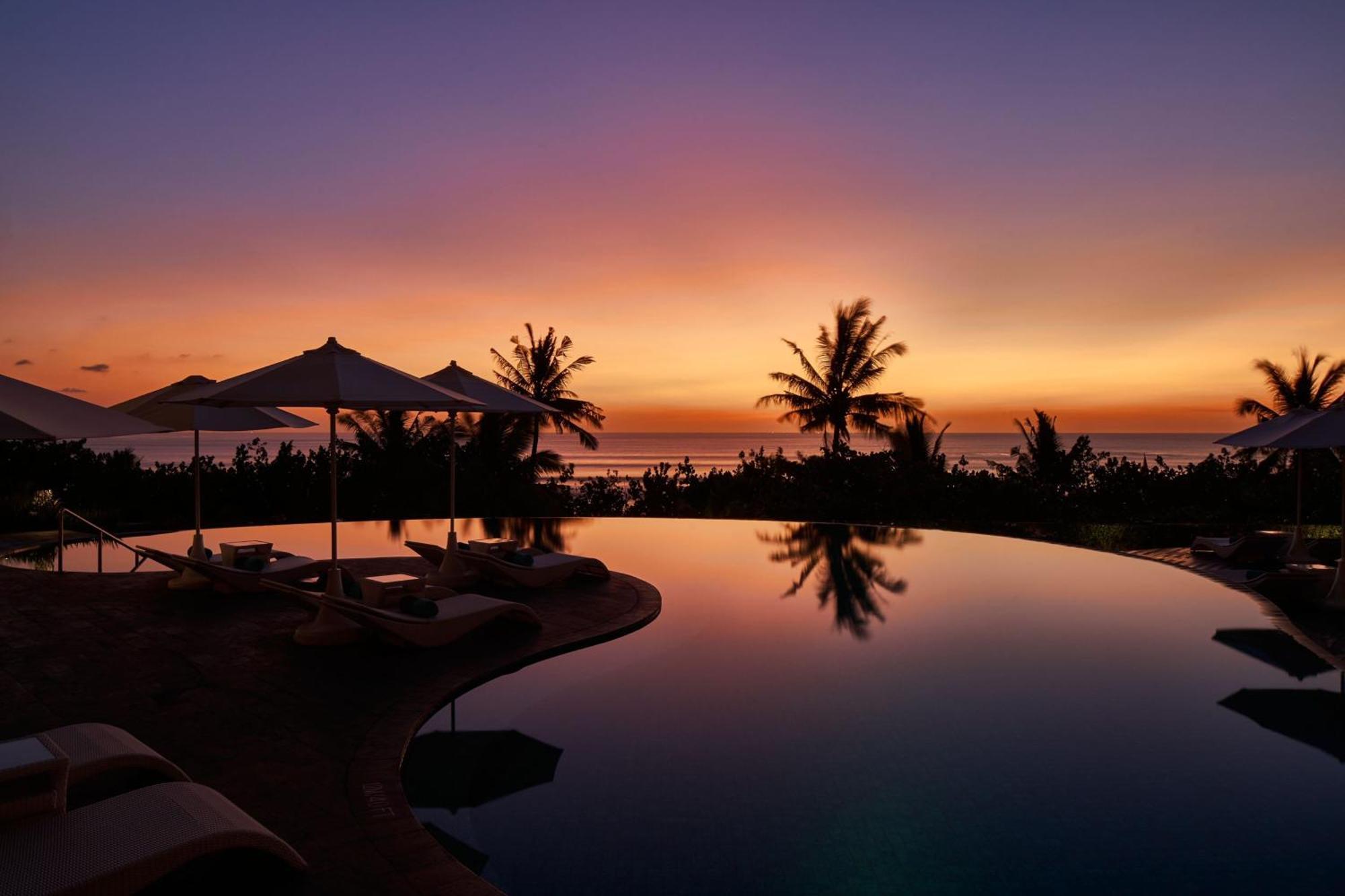 Sheraton Bali Kuta Resort Kültér fotó Sunset at the Four Seasons Resort