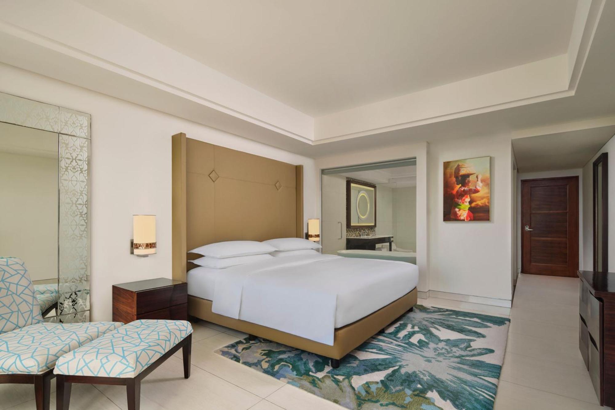 Sheraton Bali Kuta Resort Kültér fotó A bedroom at the hotel