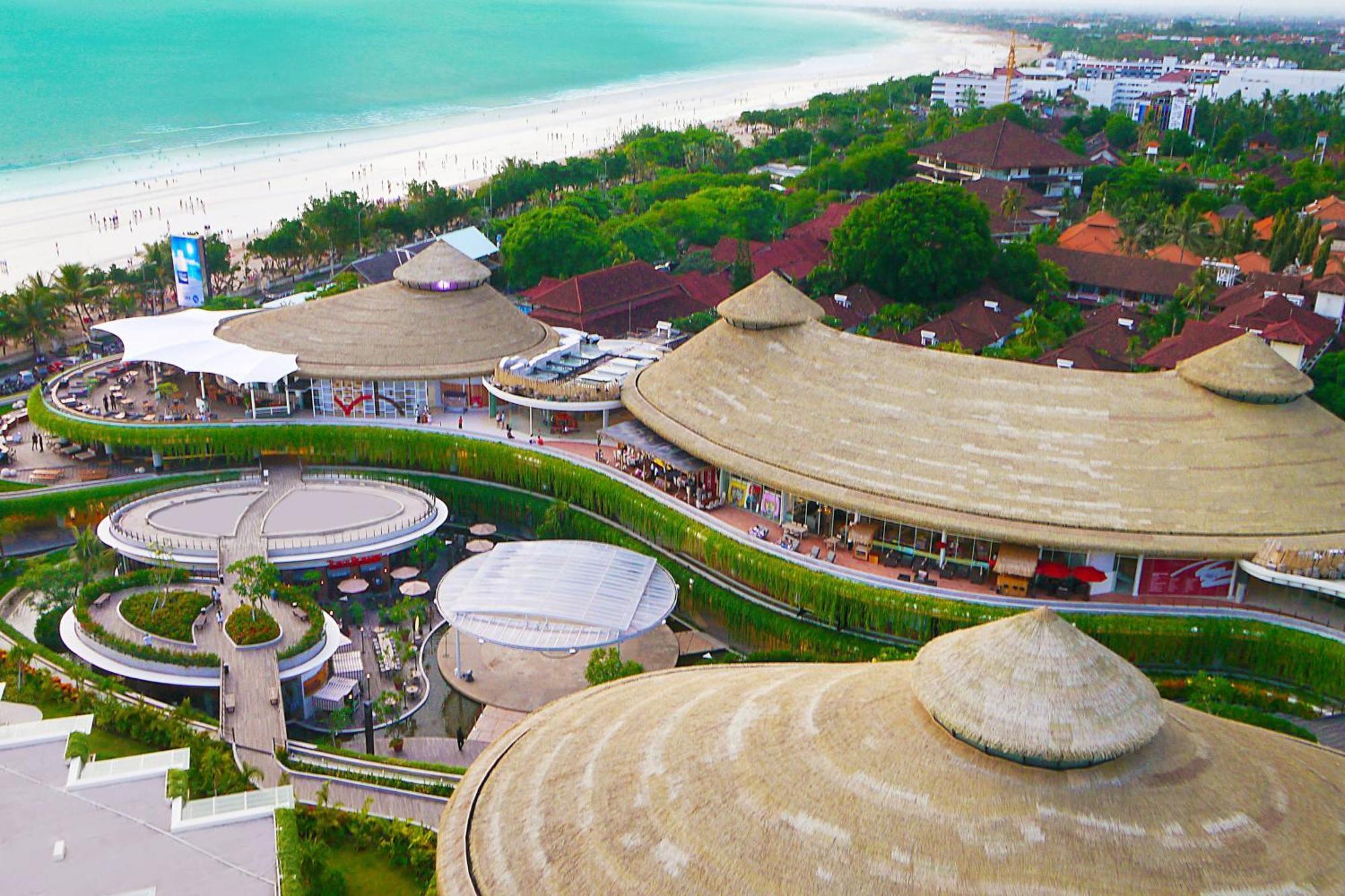 Sheraton Bali Kuta Resort Kültér fotó The resort's shopping mall, the Village